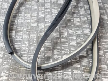 ФОТО Уплотнитель передний правый для Subaru Outback III BP/BL (03-09) Київ