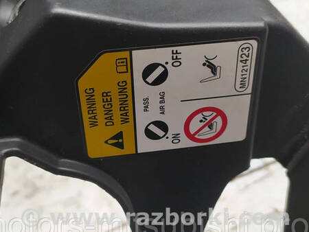 ФОТО Накладка корпусу бардачка передня для Mitsubishi L200 (06-14) Коломия