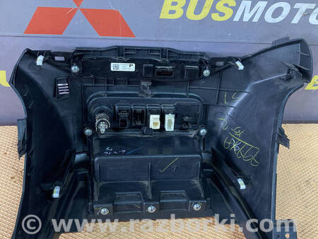 ФОТО Центральна накладка консолі для Mitsubishi L200 (06-14) Коломия