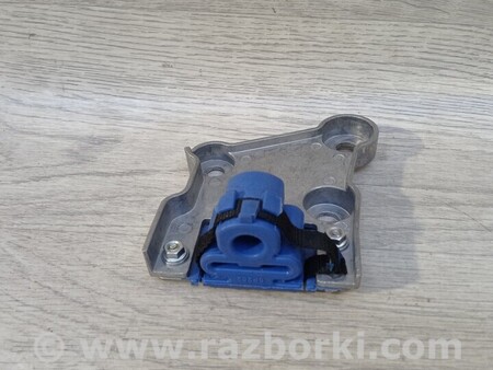 ФОТО Сайлентблок кронштейн крепления направляющей выхлопной системы для Peugeot 5008 Киев