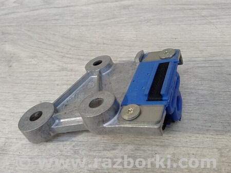 ФОТО Сайлентблок кронштейн крепления направляющей выхлопной системы для Peugeot 5008 Киев