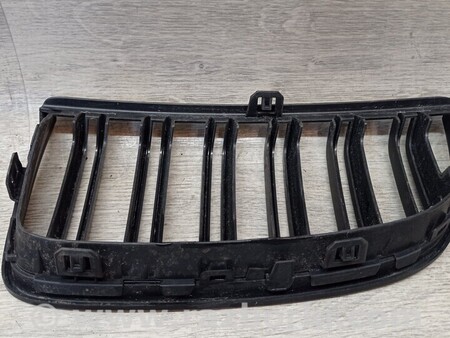 ФОТО Ноздря решітка радіатора права Замінник для BMW 3-Series (все года выпуска) Киев