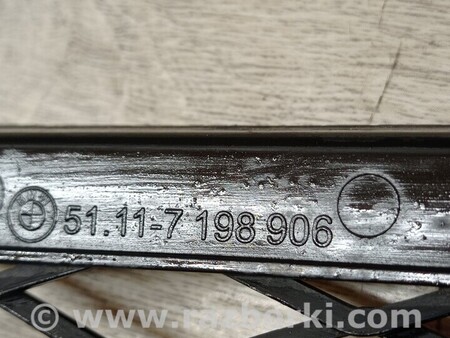 ФОТО Решітка накладка переднього бампера центральна для BMW 3-Series (все года выпуска) Киев