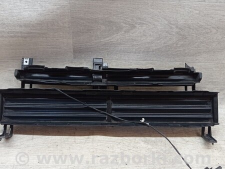 ФОТО Решітка накладка переднього бампера центральна Деф для BMW 3-Series (все года выпуска) Киев