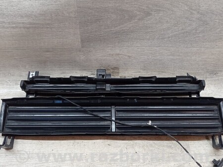 ФОТО Решітка накладка переднього бампера центральна Деф для BMW 3-Series (все года выпуска) Киев