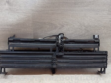 ФОТО Решітка накладка переднього бампера центральна Деф для BMW 3-Series (все года выпуска) Киев