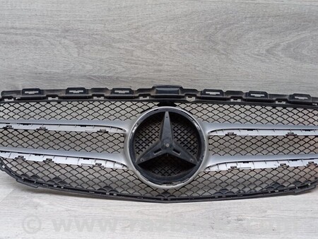 ФОТО Решетка радиатора бампера переднего центральная для Mercedes-Benz C-CLASS Киев