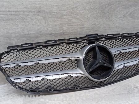 ФОТО Решетка радиатора бампера переднего центральная для Mercedes-Benz C-CLASS Киев