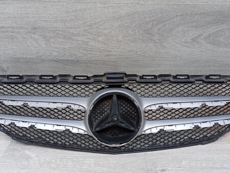 ФОТО Решетка радиатора бампера переднего центральная для Mercedes-Benz C-CLASS Киев