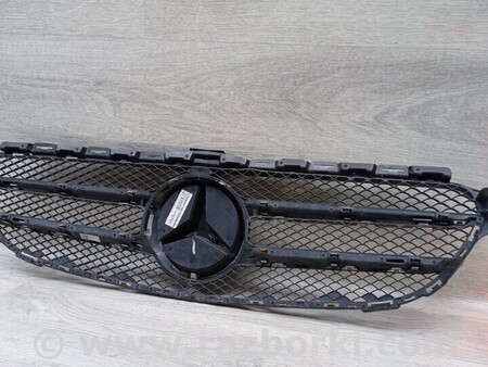 ФОТО Решетка радиатора бампера переднего центральная для Mercedes-Benz C-CLASS Киев