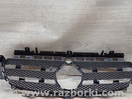 ФОТО Решетка радиатора бампера переднего центральная для Mercedes-Benz E-Class Киев