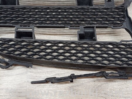 ФОТО Решетка радиатора бампера переднего центральная для Mercedes-Benz E-Class Киев