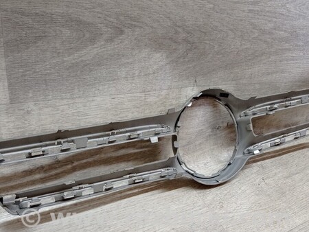 ФОТО Решетка радиатора бампера переднего центральная для Mercedes-Benz E-Class Киев