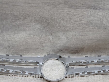 ФОТО Решетка радиатора бампера переднего центральная для Mercedes-Benz E-Class Киев