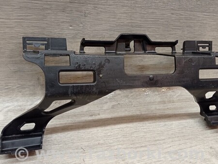 ФОТО Кронштейн кріплення направляюча заднього бампера для Mercedes-Benz EQE Киев