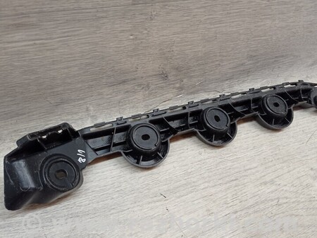 ФОТО Кронштейн кріплення направляюча заднього бампера ліва Універсал для Skoda Fabia Київ