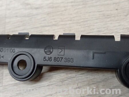 ФОТО Новий оригинальний Кронштейн кріплення направляюча заднього бампера для Skoda Fabia Київ