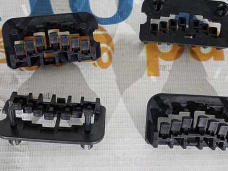 ФОТО Монтажний упор лобового скла нижній для Ford Focus 2 (08.2004 - 07.2010) Киев