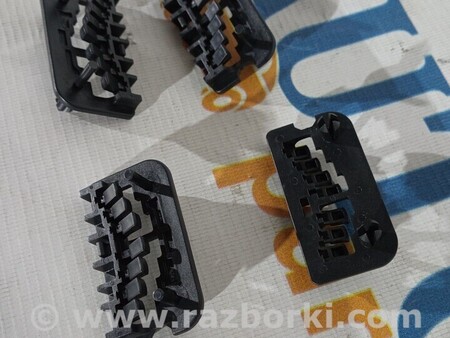 ФОТО Монтажний упор лобового скла нижній для Ford Focus 2 (08.2004 - 07.2010) Киев