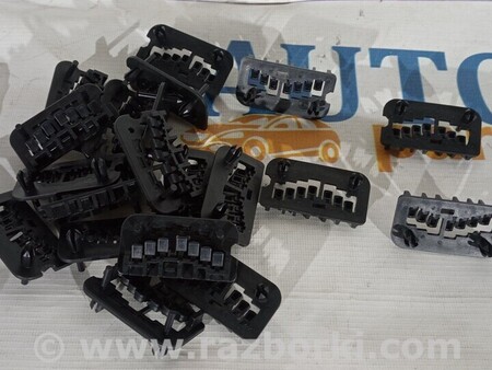 ФОТО Монтажний упор лобового скла нижній для Ford Focus 2 (08.2004 - 07.2010) Киев