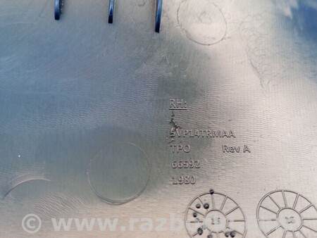 ФОТО Обшивка накладка стойки задняя левая Бежевая для Jeep Grand Cherokee Киев