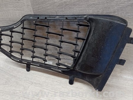 ФОТО Накладка решітка переднього бампера права для Maserati Levante Киев