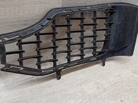 ФОТО Накладка решітка переднього бампера права для Maserati Levante Киев