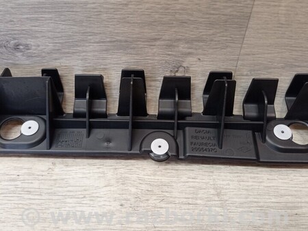 ФОТО Кронштейн кріплення направляюча заднього бампера правий для Renault Logan Киев