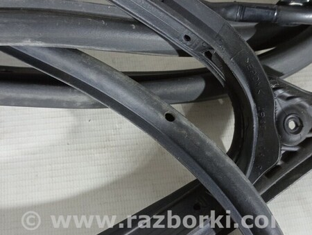 ФОТО Уплотнитель резинка двери передней правой Ущільнювач гумка для Mitsubishi Outlander Киев