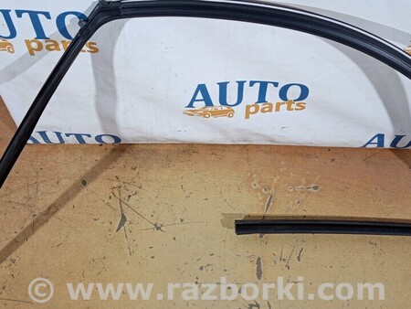 ФОТО Уплотнитель резинка двери передней правой Ущільнювач гумка для Mitsubishi Outlander Киев