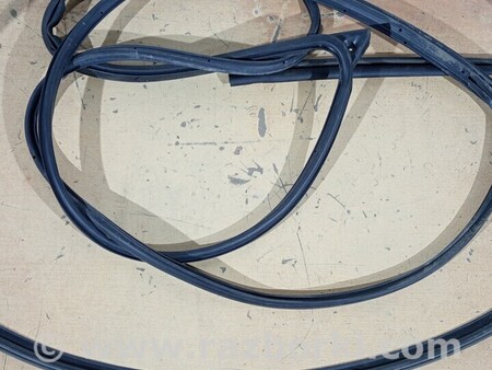 ФОТО Уплотнитель резинка двери передней правой Ущільнювач гумка для Mitsubishi Outlander Киев