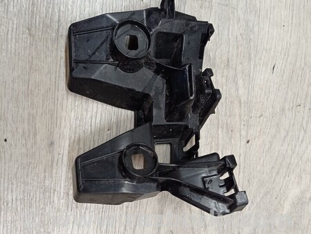 ФОТО Кронштейн кріплення направляюча заднього бампера правий для Volkswagen Passat B8 (07.2014-...) Киев