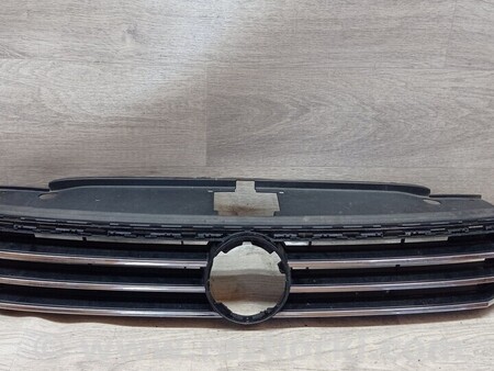 ФОТО Решетка радиатора бампера переднего центральная для Volkswagen Passat B8 (07.2014-...) Киев