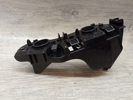 ФОТО Кронштейн кріплення направляюча переднього бампера правий для Volkswagen Polo Київ