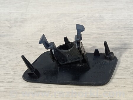 ФОТО Права заглушка переднього бампера омивача скла фари для Audi (Ауди) Q2 Киев