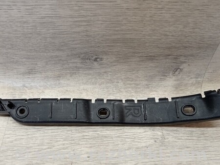 ФОТО Кронштейн кріплення направляюча заднього бампера правий для Skoda Roomster Киев