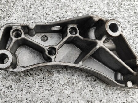 ФОТО Кронштейн коробки для Skoda Superb Киев