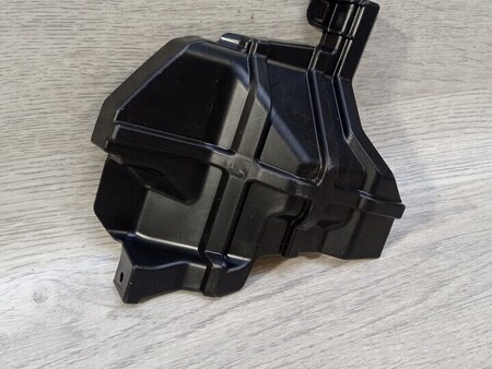 ФОТО Кронштейн крепления направляющей воздуха дефлектор воздуховод левий для Suzuki Vitara Київ