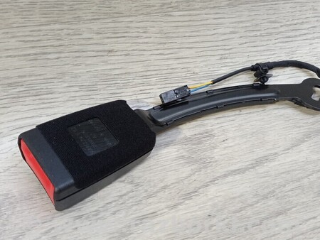 ФОТО Застьожка ременя безопасности переднего правого для Volkswagen Golf VII Mk7 (08.2012-...) Киев