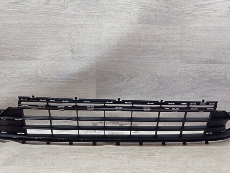 ФОТО Решетка радиатора бампера переднего центральная нижняя для Volkswagen Golf VII Mk7 (08.2012-...) Киев