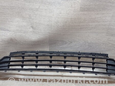 ФОТО Решетка радиатора бампера переднего центральная нижняя для Volkswagen Golf VII Mk7 (08.2012-...) Киев