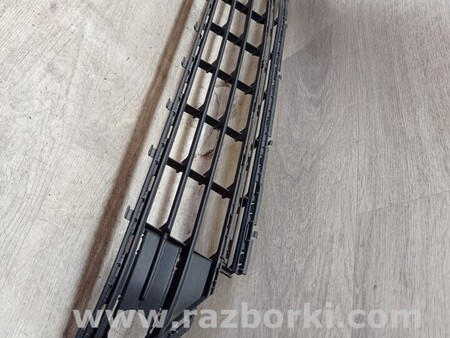 ФОТО Решетка радиатора бампера переднего центральная нижняя для Volkswagen Golf VII Mk7 (08.2012-...) Киев