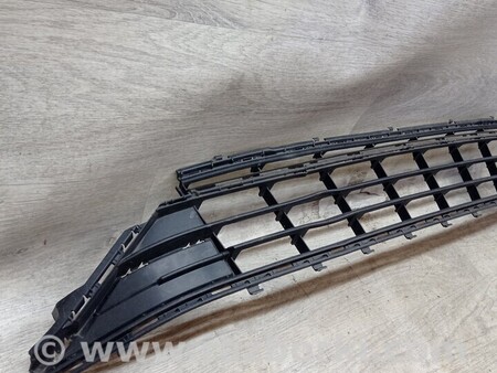 ФОТО Решетка радиатора бампера переднего центральная нижняя для Volkswagen Golf VII Mk7 (08.2012-...) Киев