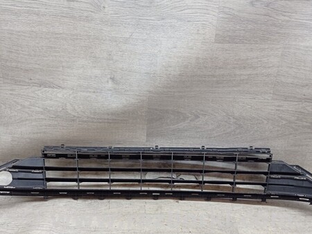 ФОТО Решетка радиатора бампера переднего центральная нижняя для Volkswagen Golf VII Mk7 (08.2012-...) Киев