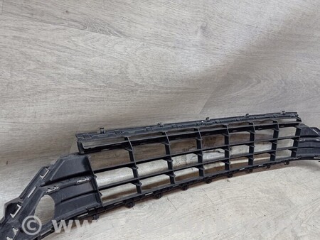 ФОТО Решетка радиатора бампера переднего центральная нижняя для Volkswagen Golf VII Mk7 (08.2012-...) Киев