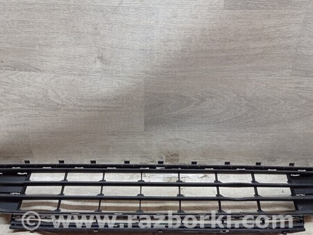 ФОТО Решетка радиатора бампера переднего центральная нижняя для Volkswagen Golf VII Mk7 (08.2012-...) Киев