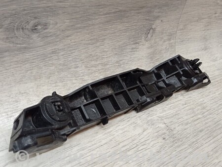 ФОТО Кронштейн кріплення направляюча переднього бампера правий для Toyota Yaris (15-20) Киев