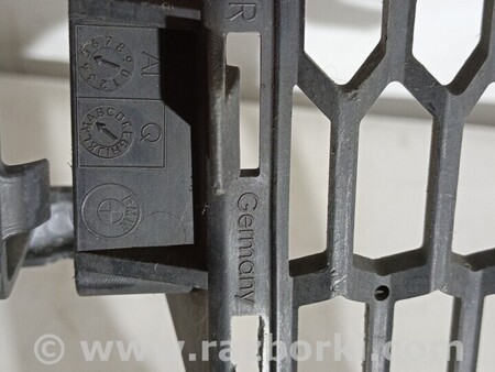 ФОТО Решетка бампера переднего правая для BMW 3-Series (все года выпуска) Киев