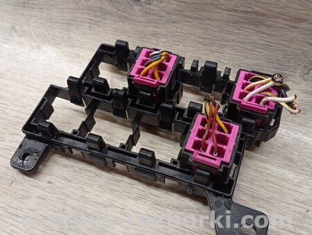 ФОТО Блок реле запобіжників кріпленням для Volkswagen T5 Transporter, Caravelle (10.2002-07.2015) Киев