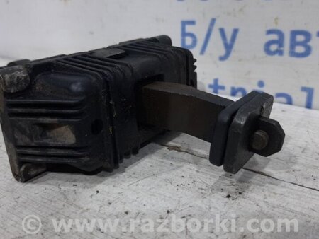 ФОТО Ограничитель двери передний левый для Toyota Avensis T250 (02.2003-10.2009) Киев